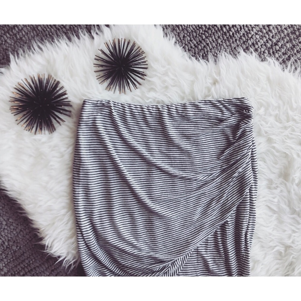 ❌SOLD❌Alice + Olivia Knit Skirt - Picture 1 of 3